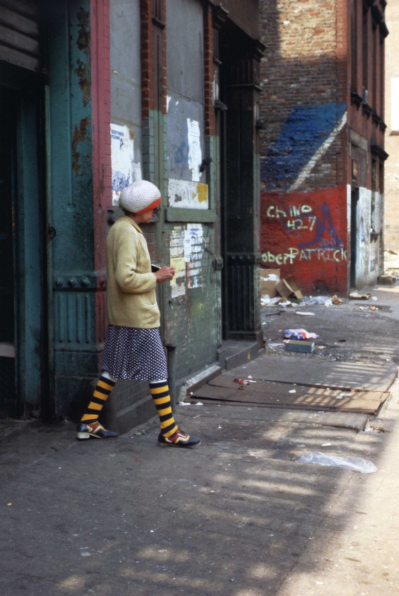 femme chaussettes jaunes, Crédit Helen Levitt, Laurence Miller Gallery