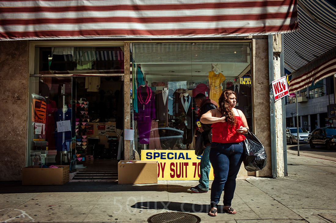 Femme devant magasin, Helen Levitt