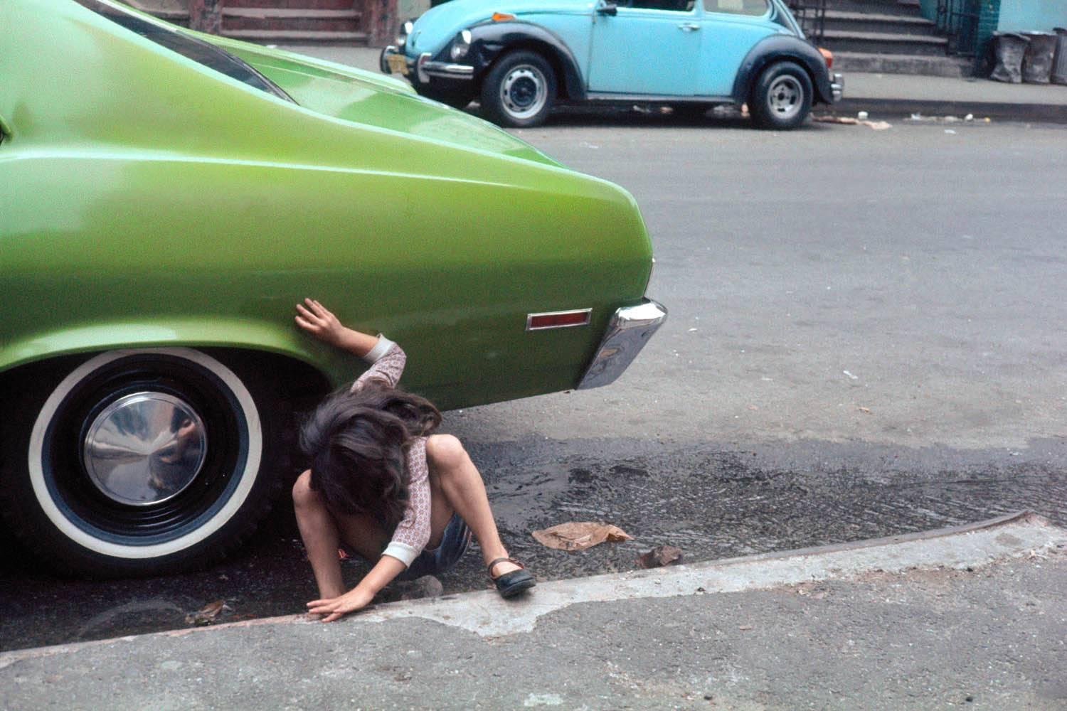 fillette et voiture verte, Helen Levitt