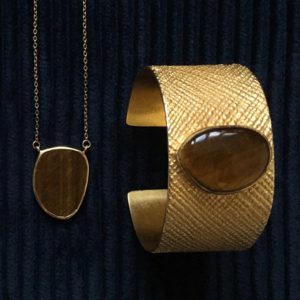 Bijoux manchette et collier Numéro Une et L'Atelier plume