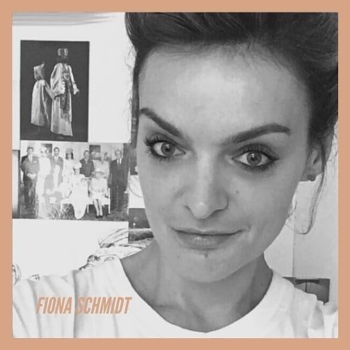 CES FEMMES INSPIRANTES ⚡⠀
3ème shoot d'inspiration 100% féminin avec la journaliste & autrice @thefionaschmidt⠀
Fiona nous a parlé de celles qui l’inspirent au quotidien 🔥♥️⠀
⠀
👉Elles sont tellement nombreuses ! Ce sont les femmes qui tracent leur propre route pour être le plus proche possible de ce qu’elles sont, alors que c’est encore compliqué d’être une femme, même en France. J’admire les femmes anonymes qui se battent au quotidien pour faire advenir leurs projets et être de bonnes personnes, fidèles à ce qu’elles sont, respectueuses des autres.⠀
Et il y a énormément d’écrivaines qui m’inspirent, qu’elles soient féministes ou pas. J’ai toujours énormément lu. Toni Morrison par exemple, c’est ma déesse sur terre, mon écrivaine préférée. Mais il y en a plein d’autres. Carson McCullers, Virginia Woolf, Dorothy Allison, Alice Munroe, Lauren Groff, Donna Tart ou Zadie Smith pour les contemporaines… Vraiment plein d’autres. Là je suis en train de dévorer le dernier livre de Rebecca Solnit qui est une féministe américaine dont je trouve la pensée extrêmement limpide. Elle écrit très bien en plus, ce qui ne gâche rien. Et je lis aussi le dernier livre que je n’avais pas lu de Chimananda Ngozi Adichie, Autour de ton cou, un recueil de nouvelles. Vivement qu’elle écrive à nouveau parce qu’après celui-ci, je vais tomber en panne de ses mots…⠀
⠀
Retrouvez l’intégralité de son interview sur le site de Numéro Une #linkinbio⠀
⠀

#NuméroUne #thefionaschmidt #femmesinspirantes #8mars #droitsdesfemmes #women #girlpower #sororité #womenempowerment #paris #nantes #marseille